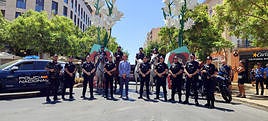 El subdelegado del Gobierno en Almería, con efectivos de Policía en el Paseo.