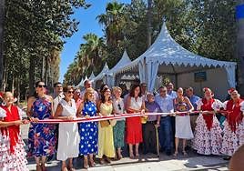 La alcaldesa, junto a Francisco Robles y ediles de la capital, en el corte de cinta.