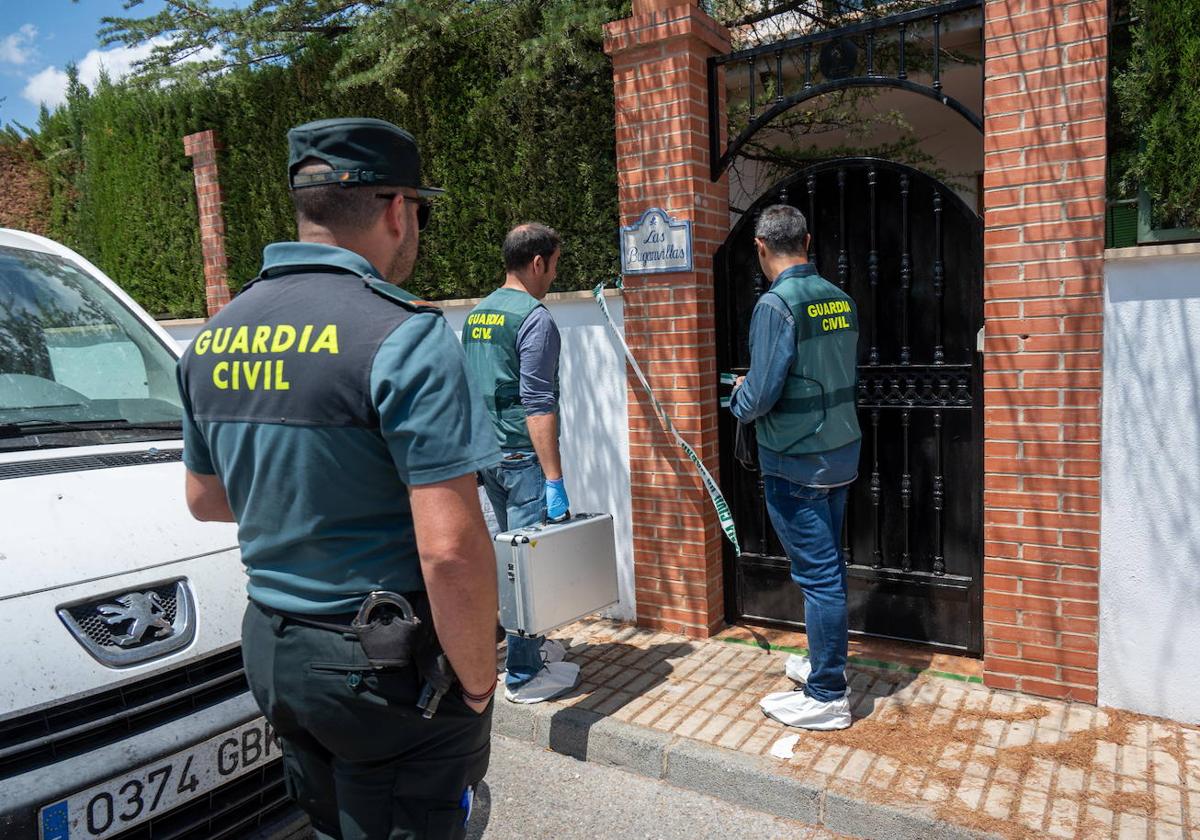 Agentes de la Guardia Civil, en el chalé donde el pasado mayo fue asesinada una mujer embarazada y su hijo de tres años.