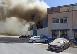 Incendio en una nave de Salobreña.