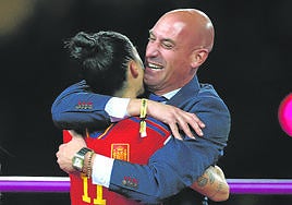 Rubiales y Hermoso, en el momento del beso.