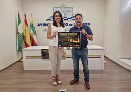 Susana Ferrer y Antonio del Arco presentan el cartel de la exposición.