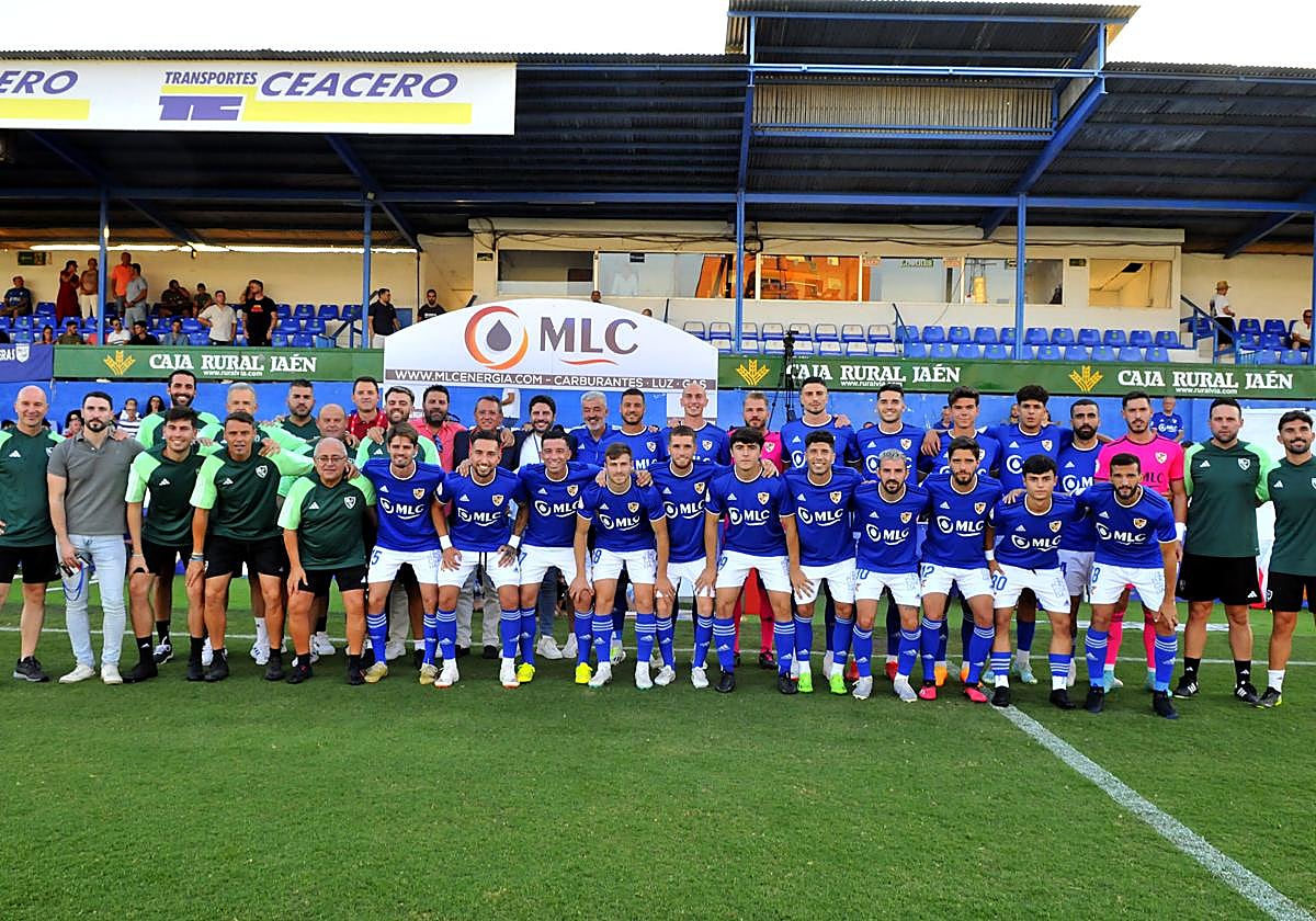 La plantilla del Linares se hizo la primera foto de familia oficial en la presentación.