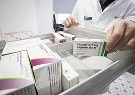 Un farmacéutico sostiene una caja de Nolotil 575 mg, el medicamento más vendido en Granada este año.