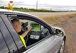 Control estático de velocidad de la Guardia Civil.