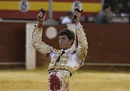 Jorge Martínez muestra las dos orejas que le sirvieron para abrir la puerta grande del coso de la Avenida de Vilches el día de su alternativa