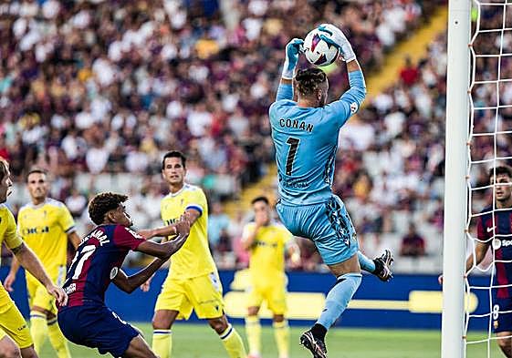 Conan Ledesma ataja un balón en el partido ante el FC Barcelona.