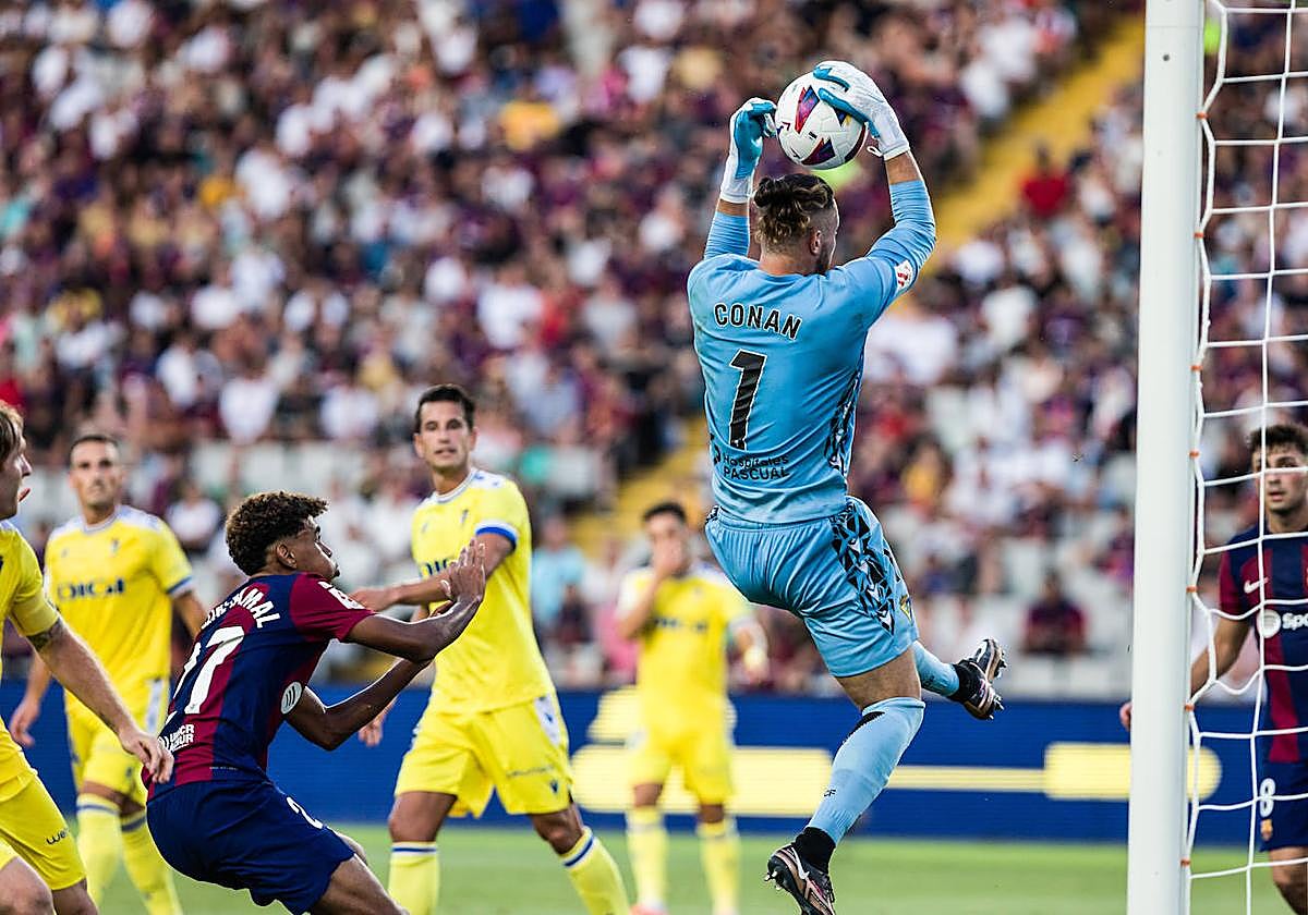 Conan Ledesma ataja un balón en el partido ante el FC Barcelona.