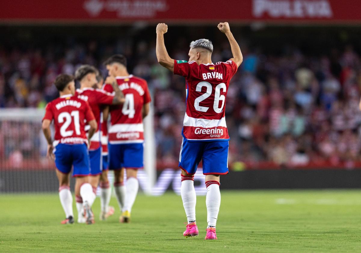 Bryan levanta los brazos, devolviendo al público su ovación tras su gol.