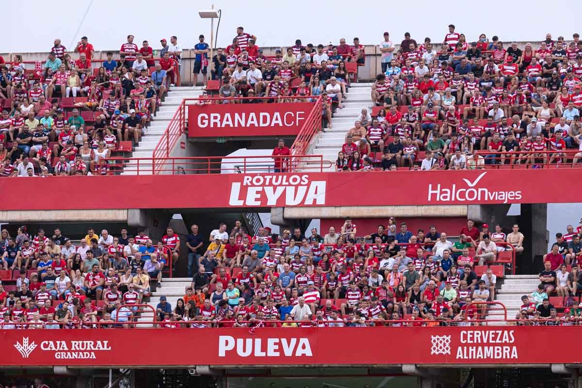 Encuéntrate en la grada durante el Granada-Mallorca