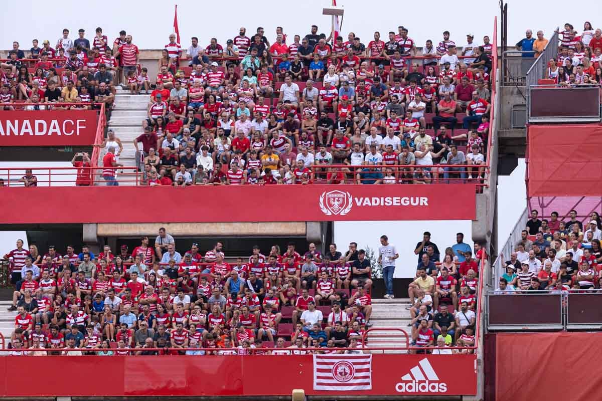 Encuéntrate en la grada durante el Granada-Mallorca