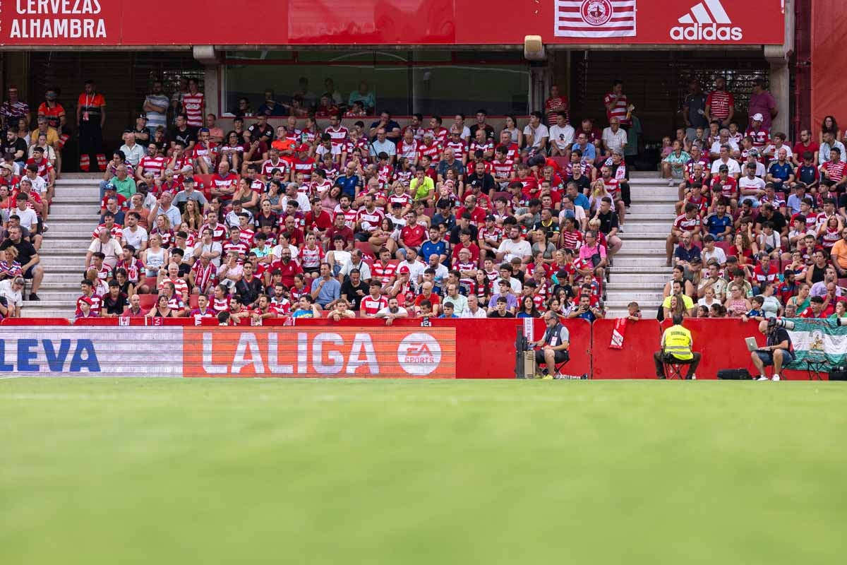 Encuéntrate en la grada durante el Granada-Mallorca