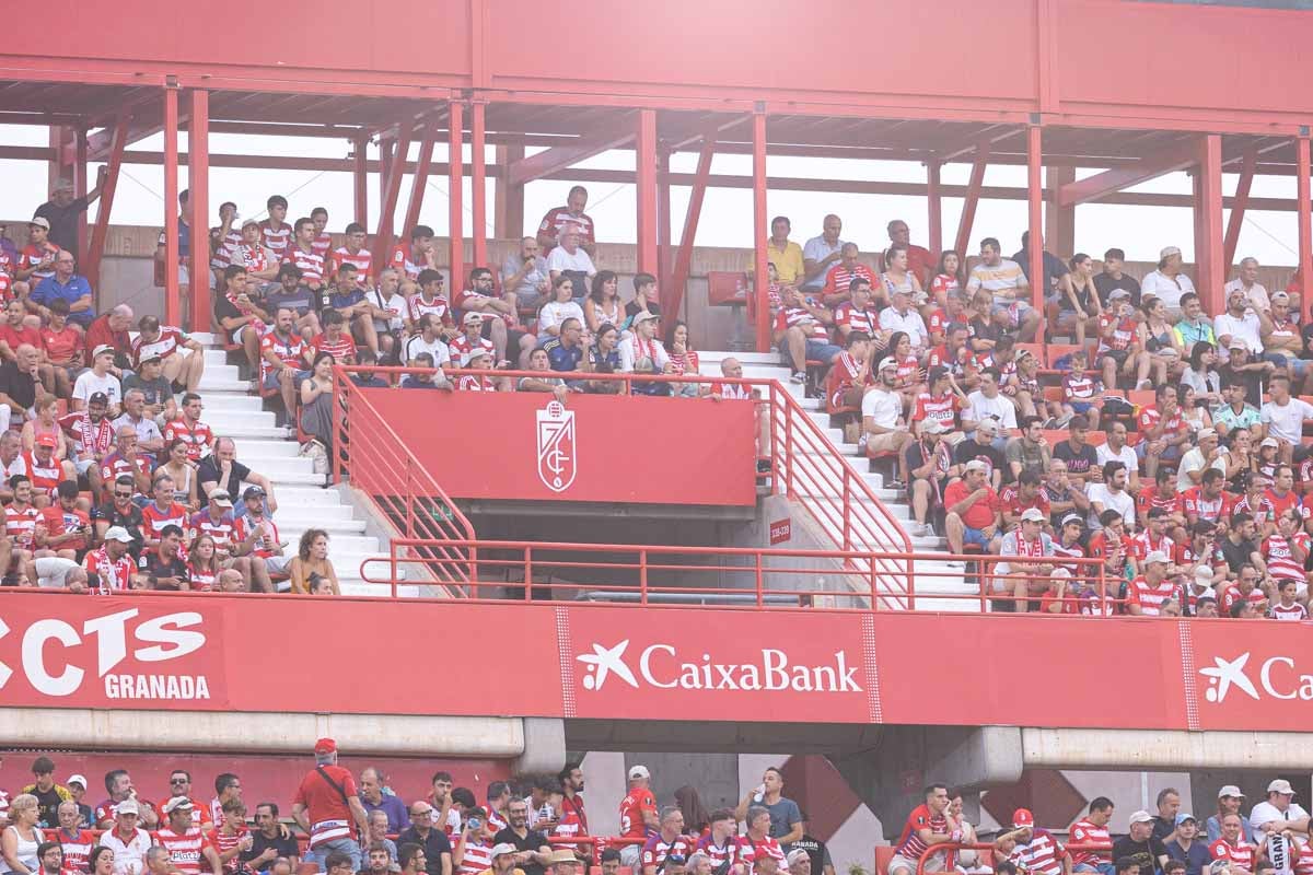 Encuéntrate en la grada durante el Granada-Mallorca