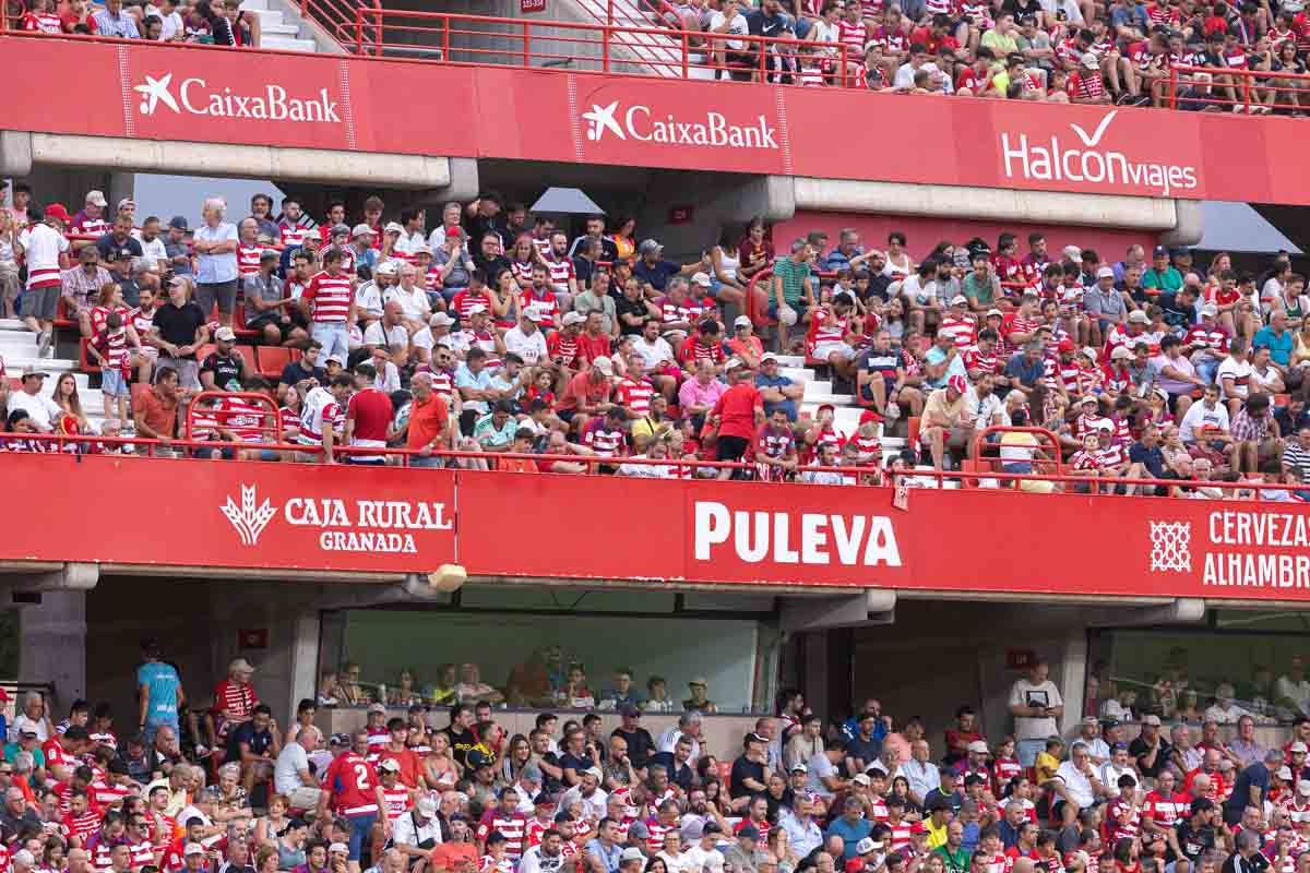 Encuéntrate en la grada durante el Granada-Mallorca