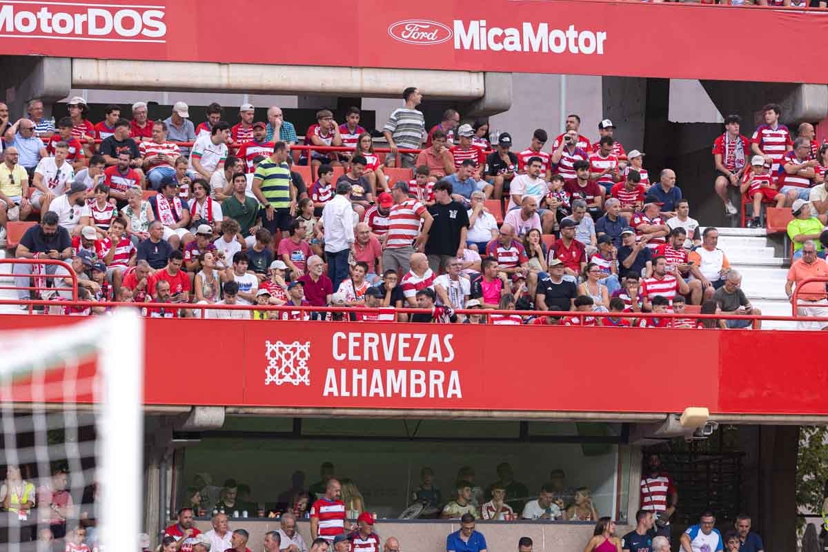 Encuéntrate en la grada durante el Granada-Mallorca