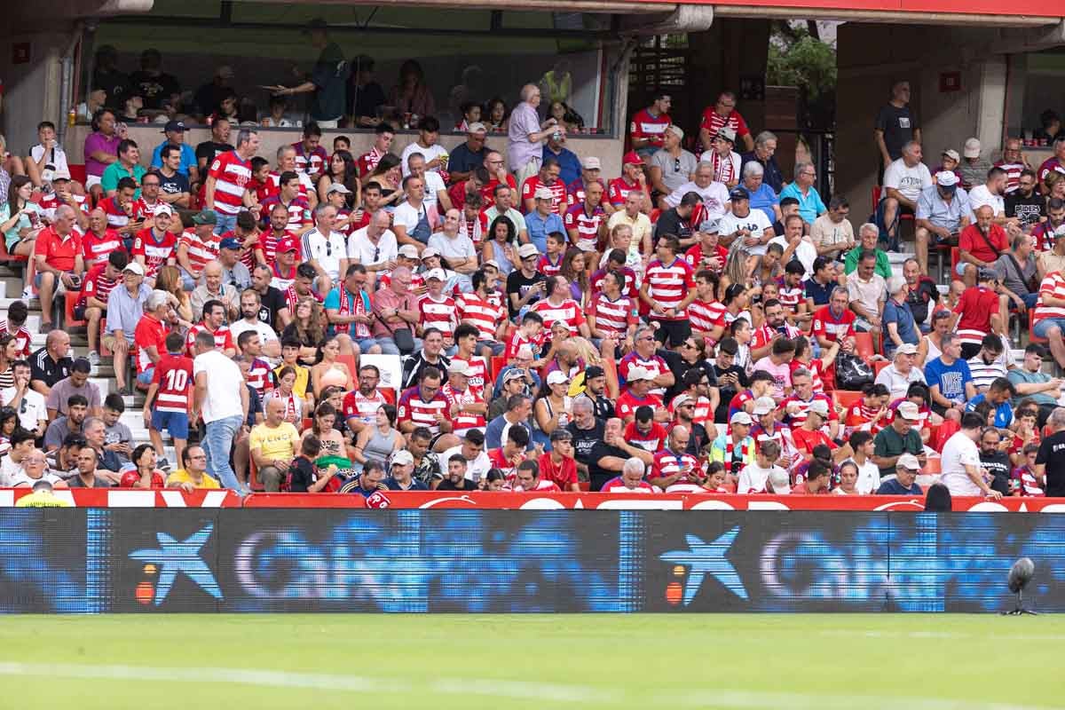 Encuéntrate en la grada durante el Granada-Mallorca
