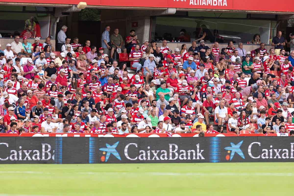 Encuéntrate en la grada durante el Granada-Mallorca