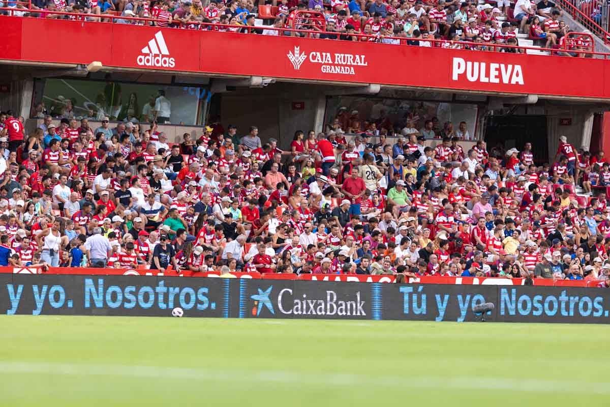 Encuéntrate en la grada durante el Granada-Mallorca