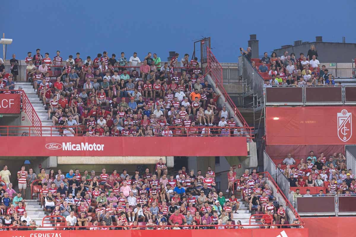 Encuéntrate en la grada durante el Granada-Mallorca