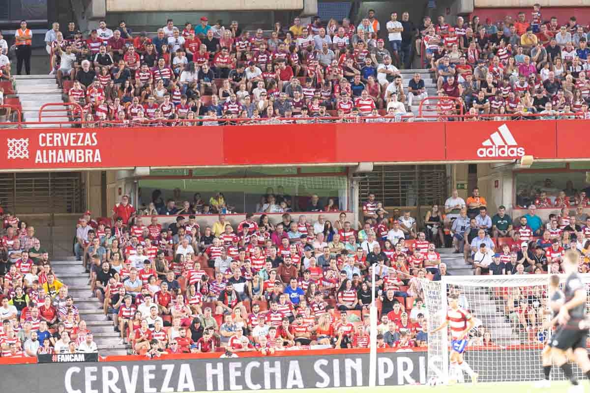 Encuéntrate en la grada durante el Granada-Mallorca