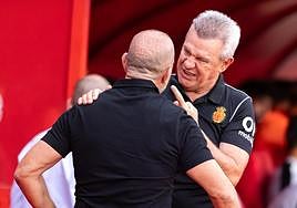 Javier Aguirre conversa con Paco López antes del partido.