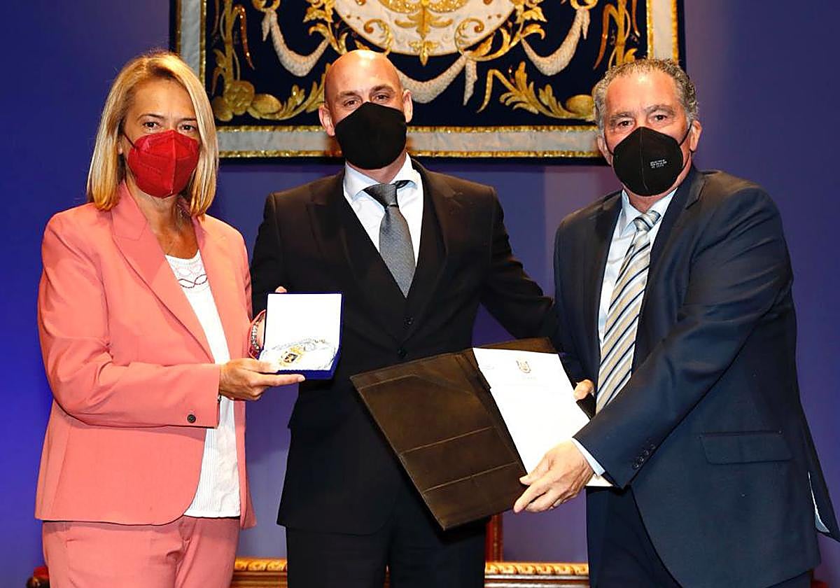 Rubiales recibiendo la medalla de Motril.