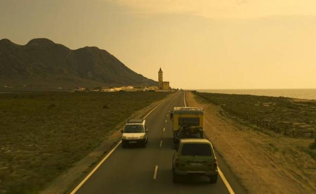 Imagen de archivo de una escena de la serie 'Sky Rojo' de Netflix, rodada en Las Salinas.