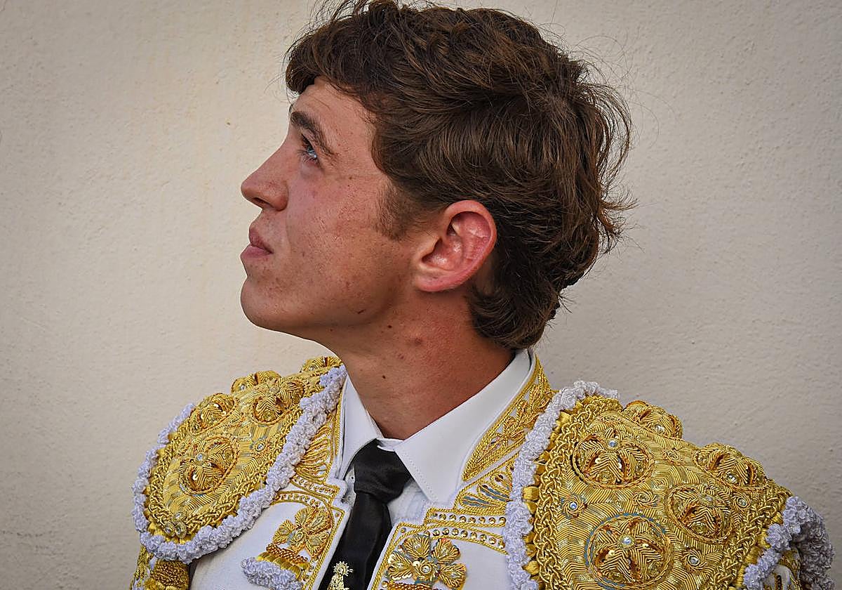 Jorge Martinez mira al cielo en el patio de cuadrillas antes de empezar el paseíllo.