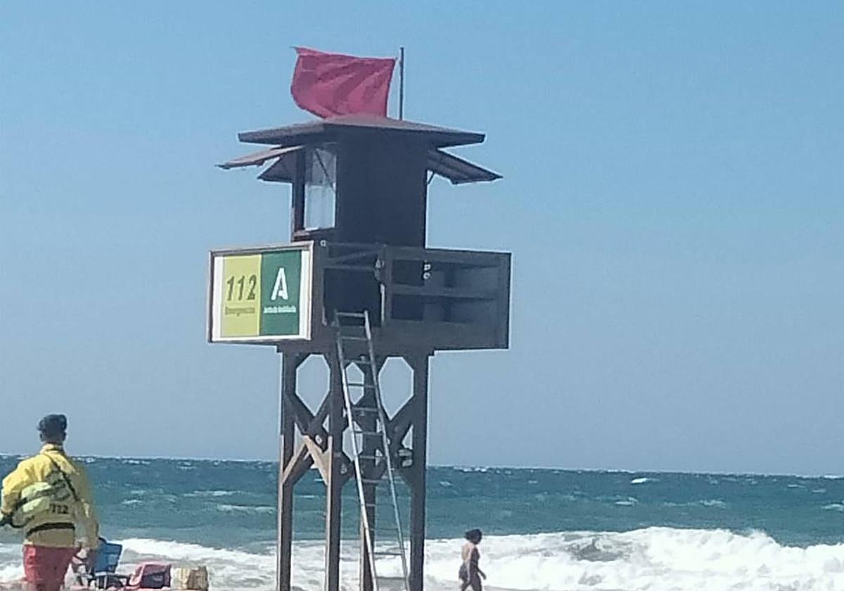 La playa de Motril con bandera roja en este último domingo de agosto.