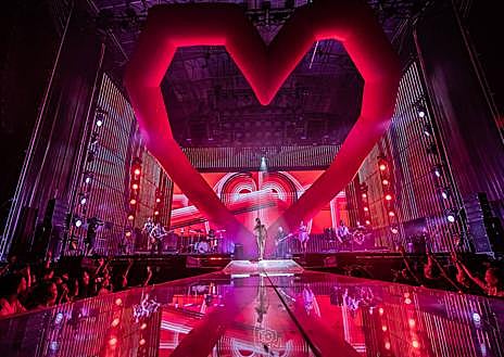 Imagen secundaria 1 - El &#039;flechazo&#039; de amor de Almería con el siempre genial Manuel Carrasco