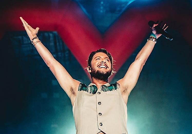 Imagen principal - El &#039;flechazo&#039; de amor de Almería con el siempre genial Manuel Carrasco