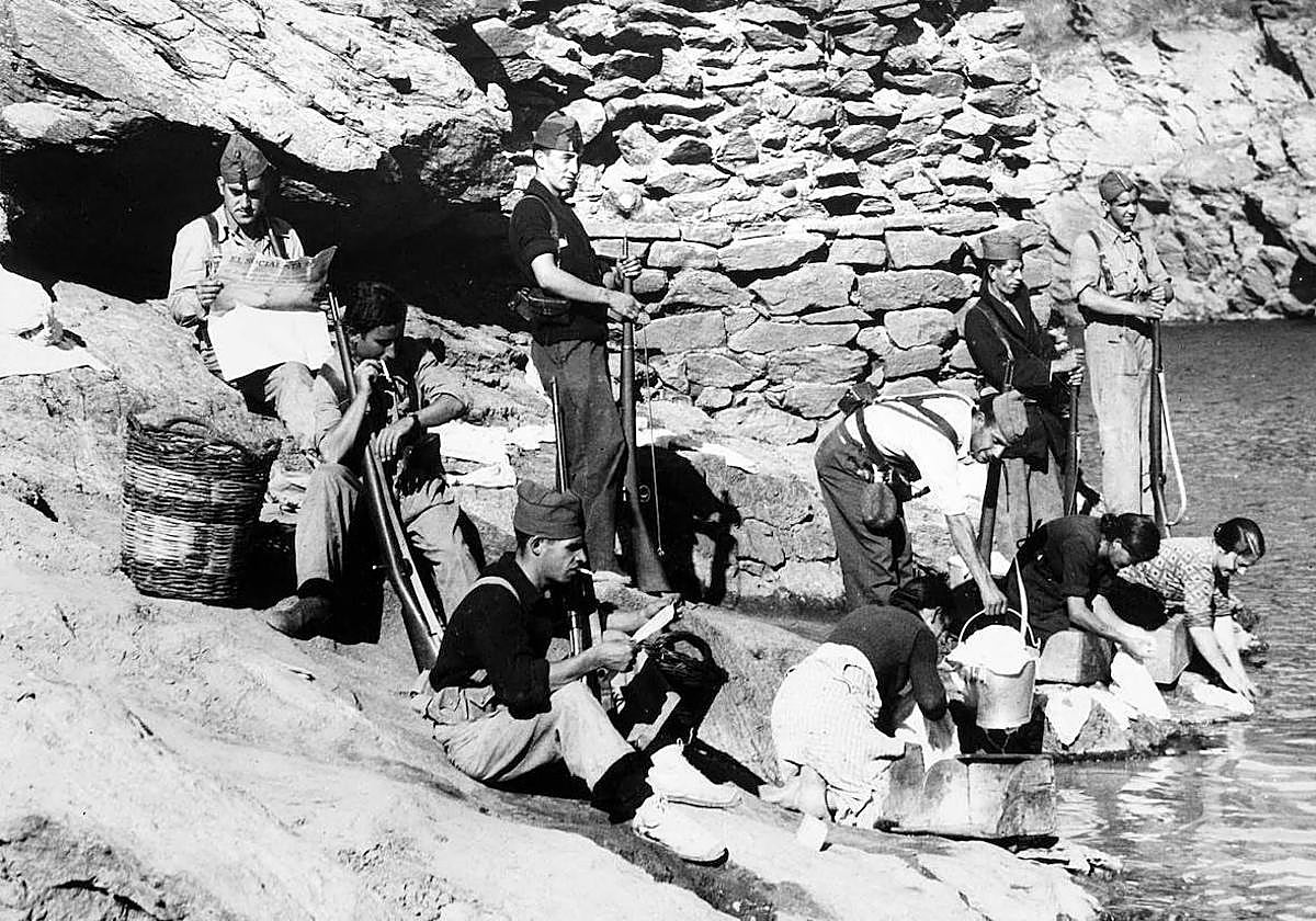 Lavanderas escoltadas por milicianos durante la guerra civil.