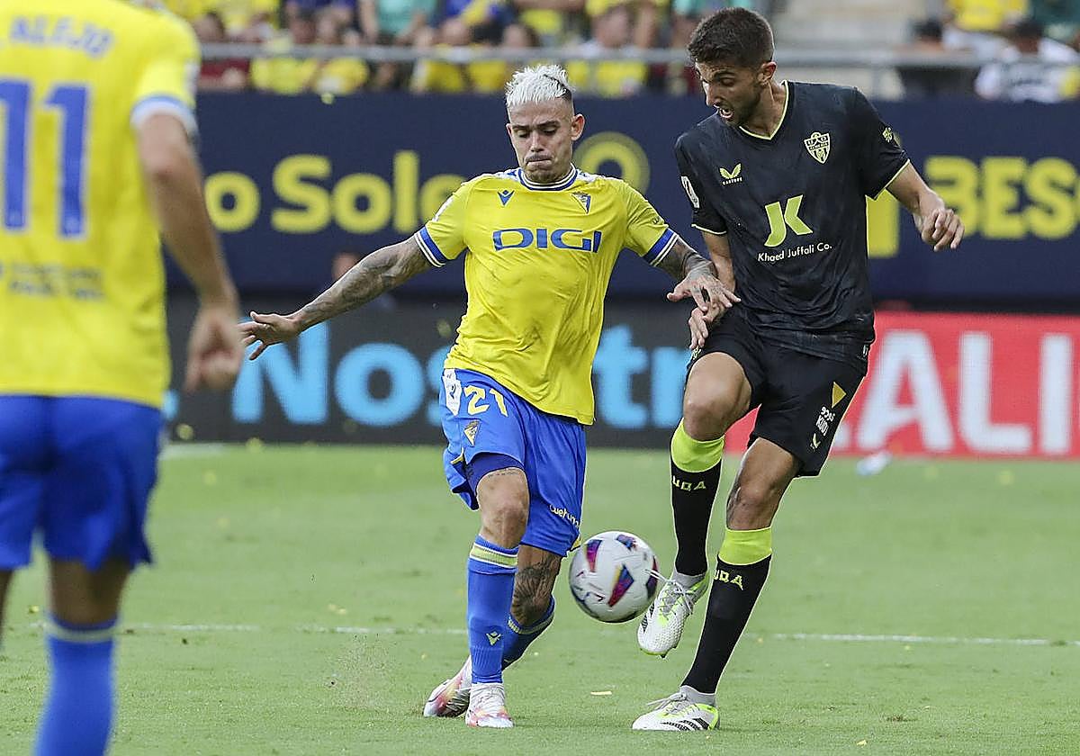 Édgar González pugna con Roger Martí por la posesión del balón.
