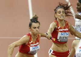 Laura Bueno entrega el testigo a Bárbara Camblor durante el relevo 4x400 femenino en Budapest.