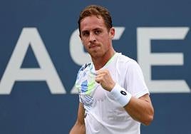 Roberto Carballés se prepara para sacar en el partido contra Holger Rune.