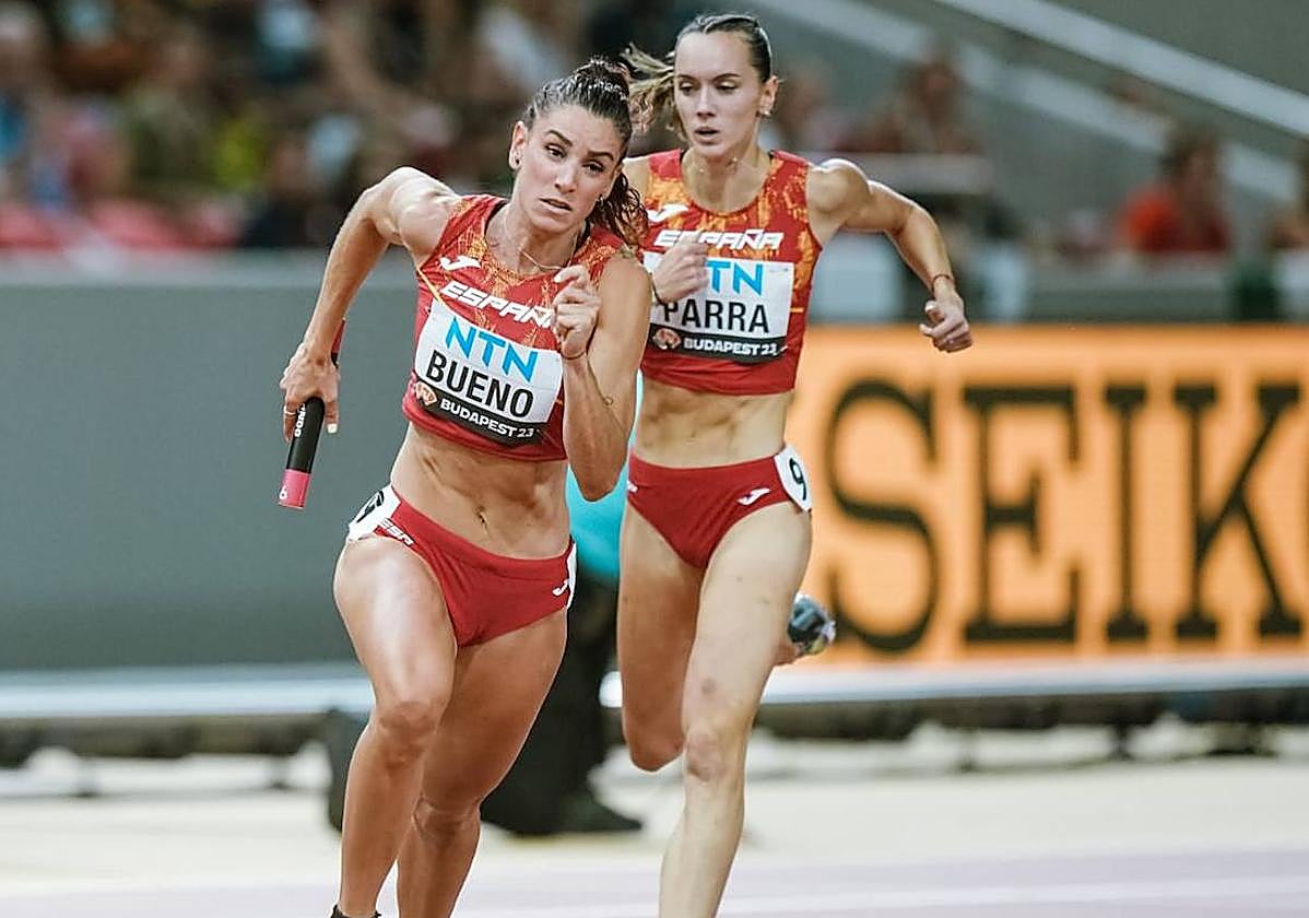Laura Bueno recibe el testigo de Herminia Parra durante el relevo 4x400 femenino en Budapest.