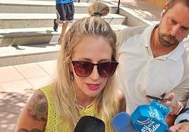 Demezla Béjar, prima de Luis Rubiales, este lunes en declaración a los medios de comunicación.