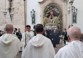 Salida de la Virgen del Mar de su Santuario para iniciar el recorrido de la procesión por el centro de Almería.