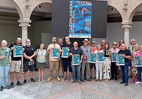 Autoridades municipales y algunos de los y las participantes.