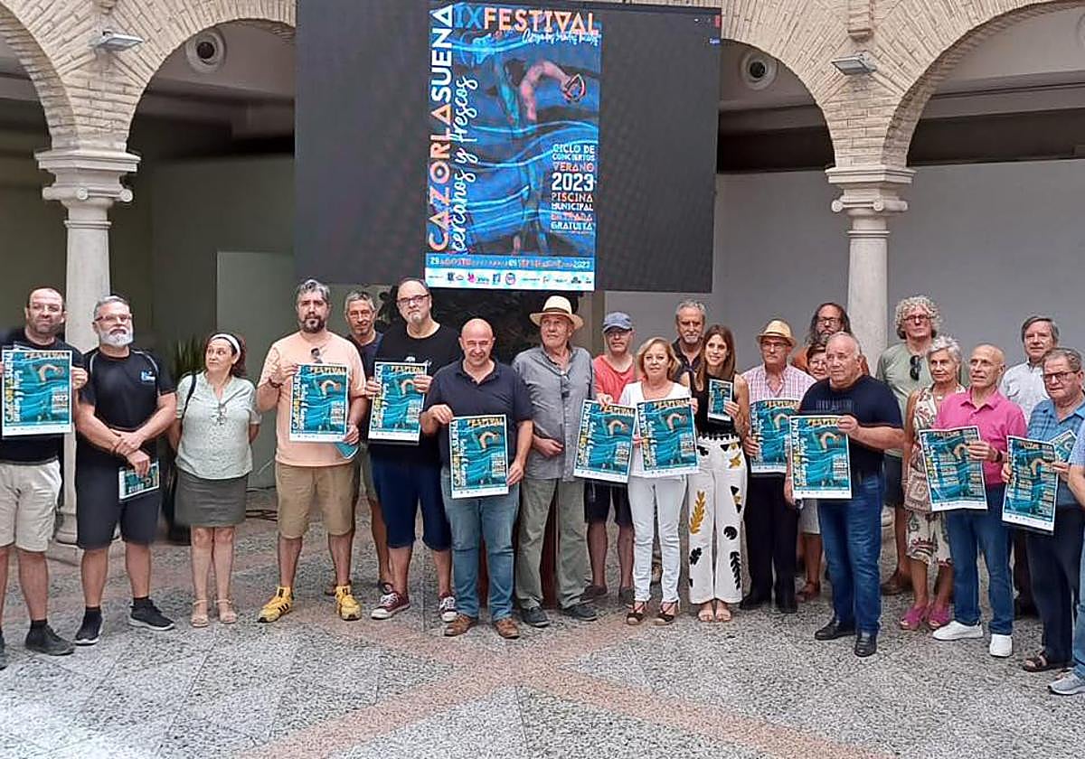 Autoridades municipales y algunos de los y las participantes.