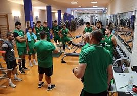 La plantilla, todavía incompleta, empieza a trabajar.