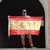 Vecinos y colectivos se concentran junto a la madre de Rubiales: «Es una persecución»