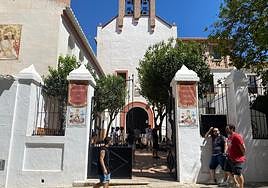 Expectación en la entrada de la iglesia este martes por la mañana donde permanece encerrada la madre de Luis Rubiales