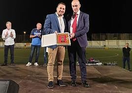El presidente de la Federación Andaluza, Pablo Lozano, a la izquierda durante un acto en Peligros.