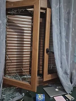 Cristal roto en una de las viviendas de Dílar a la que accedieron los ladrones.