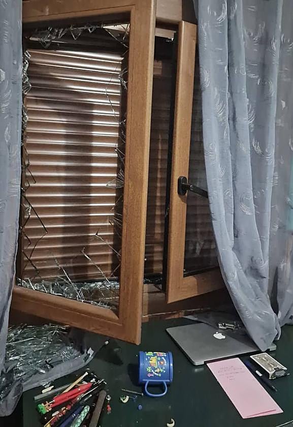 Cristal roto en una de las viviendas de Dílar a la que accedieron los ladrones.