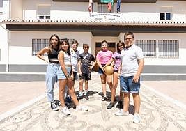 Elena, Noa, Candela, José Antonio, Mateo, Eloy y Carla posan delante delAyuntamiento de Villamena, una de las plazas donde más juegan estos días de verano.