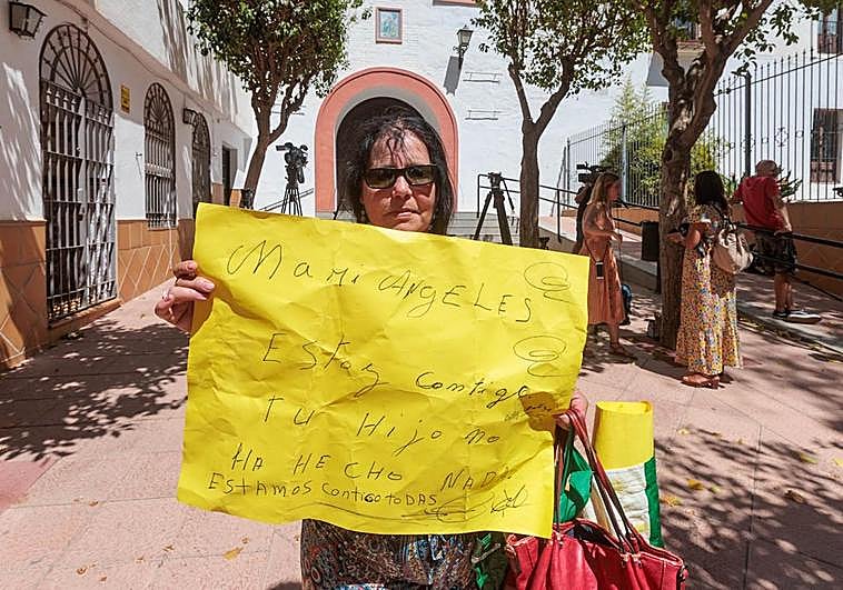 Rosario, frente a la iglesia Divina Pastora de Motril.