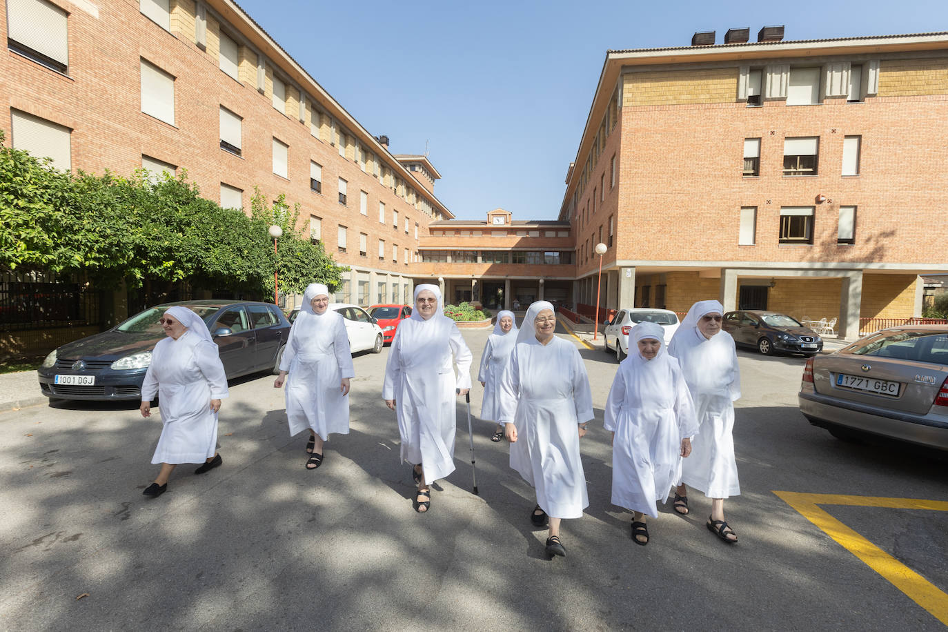 Imagen secundaria 1 - SSor Adelina con una de las residentes a las que cuida, el grupo de hermanas y Pepe, otro de los residentes que ayuda en la cocina. 