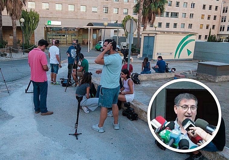 Periodistas hacen guardia ante el hospital motrileño. Abajo a la derecha, el cura de Divina Pastora.